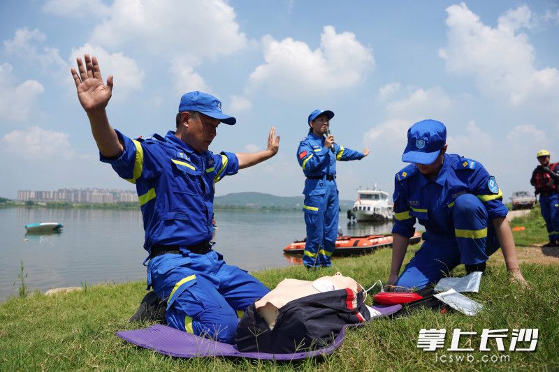 长沙蓝天队员为大家讲授AED的操作方法。长沙晚报全媒体记者 易亿 摄