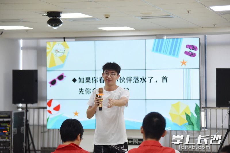 长沙晚报翰飞数媒防溺水宣讲小队成员为孩子们讲防溺水知识。