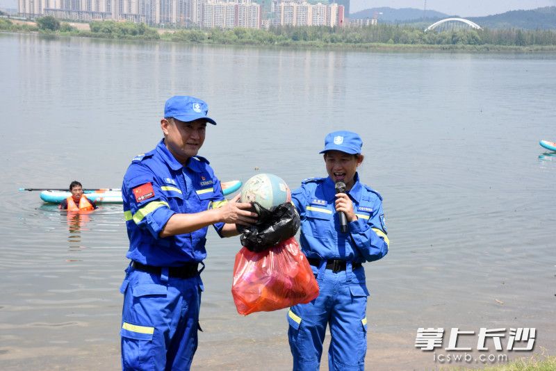 篮球、矿泉水瓶等漂浮物都可以用来营救落水者。
