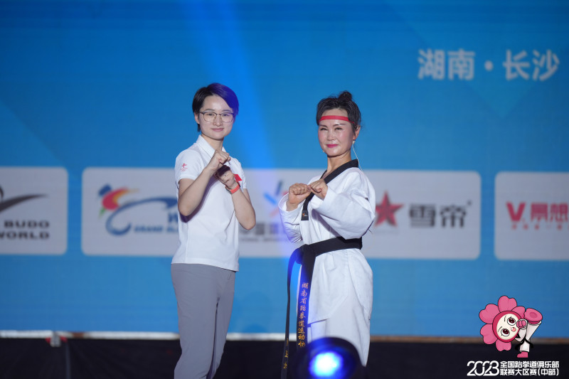 吴静钰（左）与周亚松。