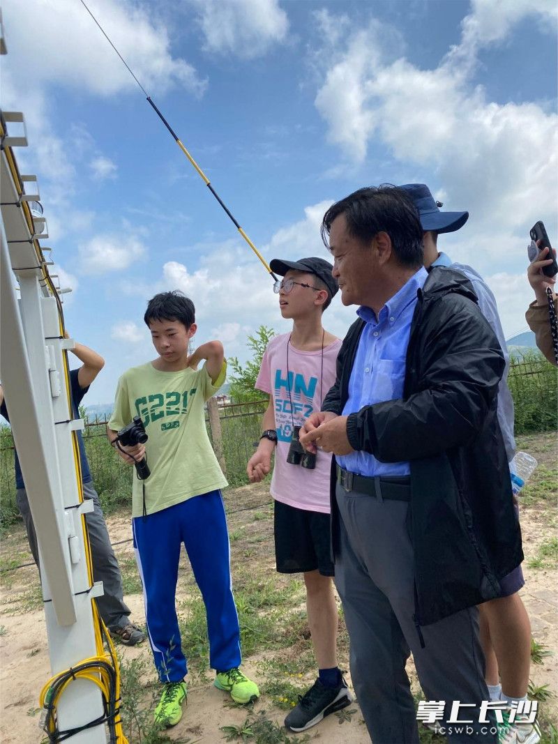 中国科学院大学、西北农林科技大学博士生导师马永清教授（右一）给大家上课。