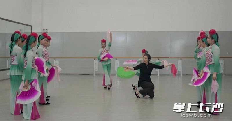 田朦（中）带学生排练。