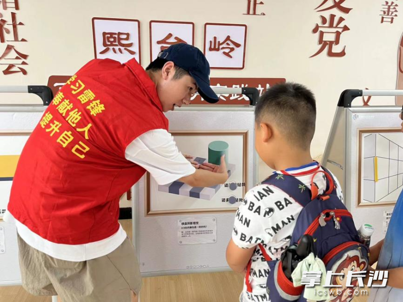 科技志愿者正在为孩子们进行讲解。