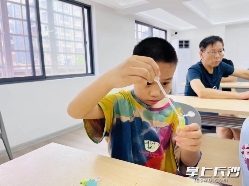 孩子们动手体验。