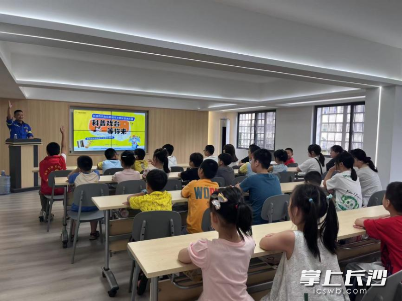 活动上，孩子们都在认真听讲。