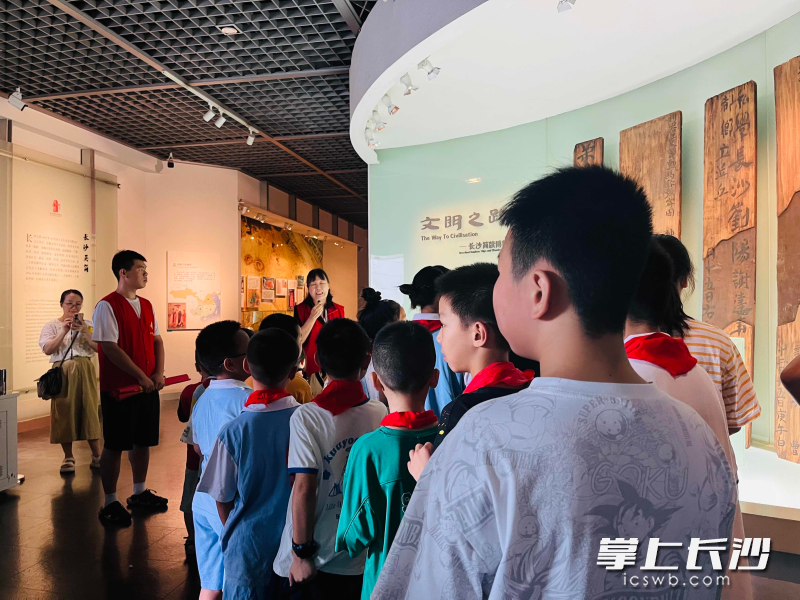 孩子们走进长沙简牍博物馆。