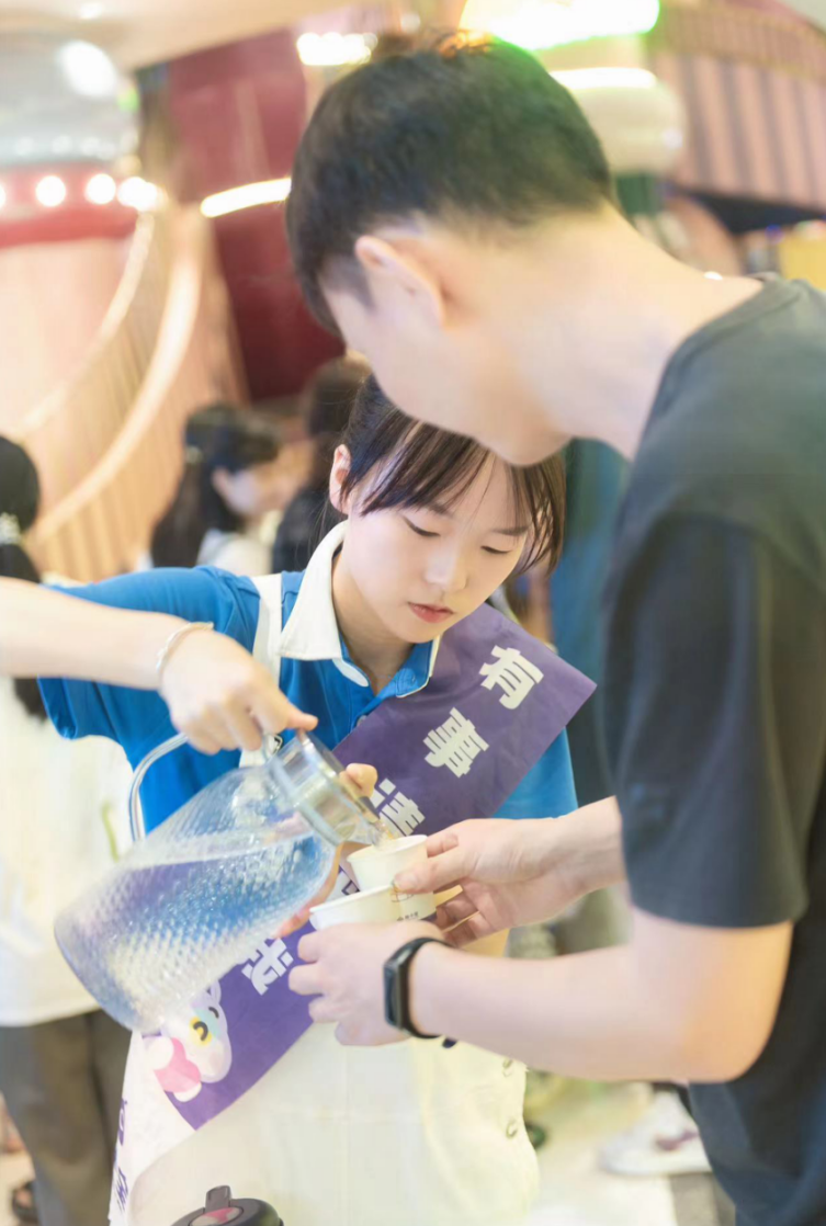 盘小宝工作人员为客户提供解暑饮水