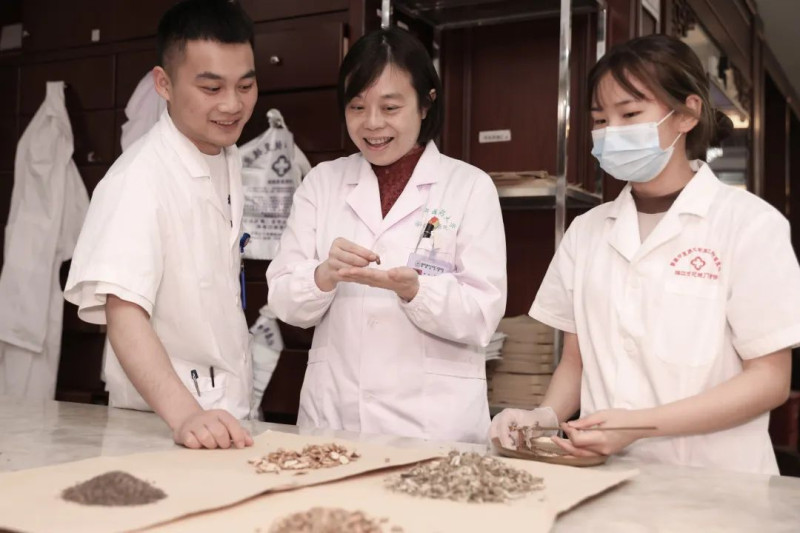 朱明芳教授（中）与科研团队人员在研究中药的相关药性。