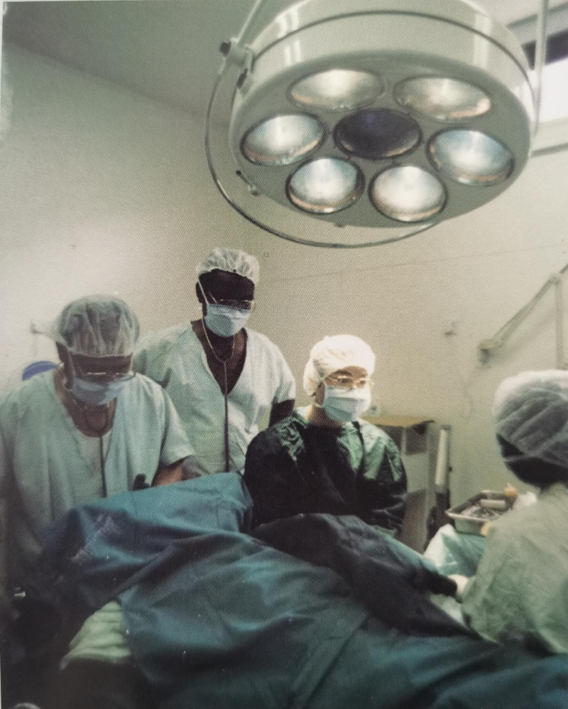 1997年，胡建中在津巴布韦开展骨科手术。