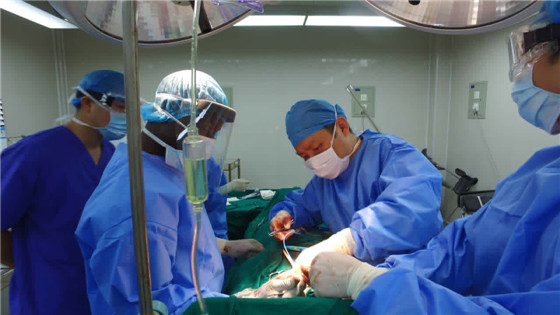 叶轲在塞拉利昂开展手术。