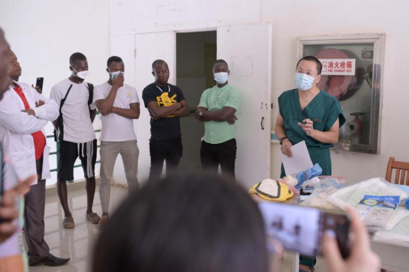 江海波向塞拉利昂医护人员介绍新冠防控方案。