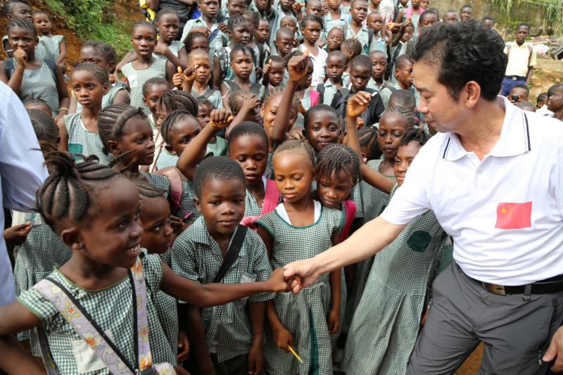 2015年6月1日，邱元正带领中国（湖南）第五批援塞抗疫医疗队到塞拉利昂首都的一所贫困学校送爱心。