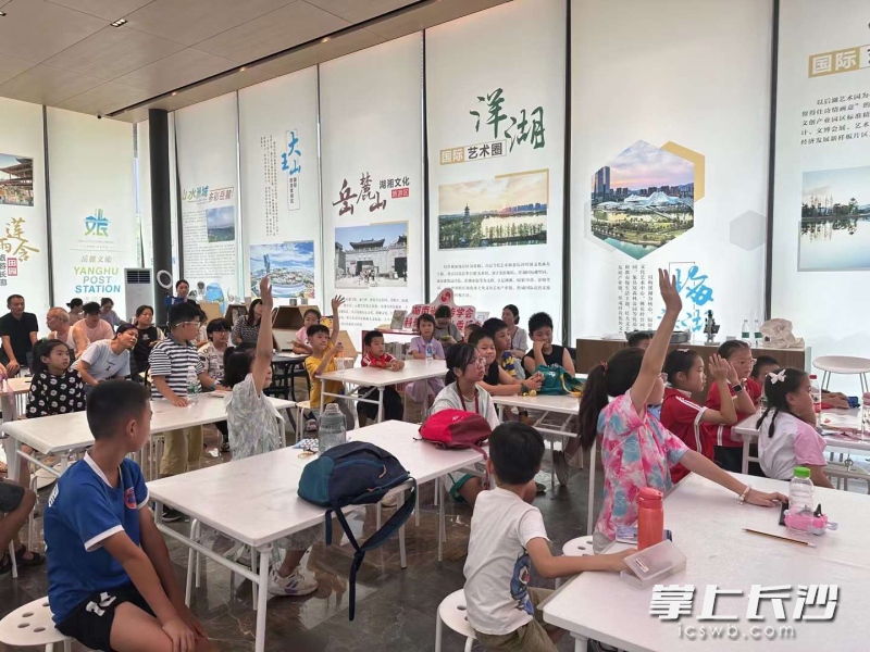活动现场，大家都积极举手回答问题。