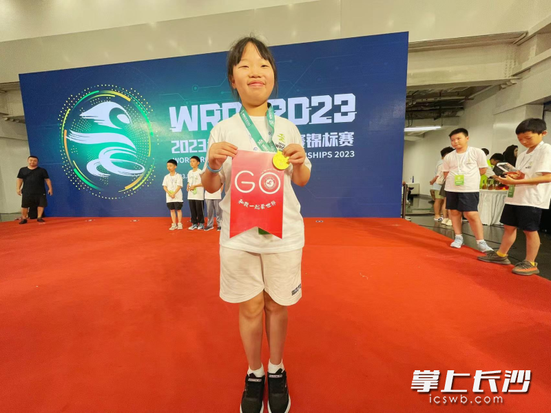 这也是廖芸晞同学率砂子塘代表队在2020世界机器人大赛VIQRC夺冠后，时隔3年再次夺冠。
