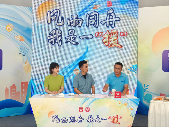 ▲总台记者王帅男（右一）讲述驻守涞水期间感受到的温暖与力量。（刘彦摄）
