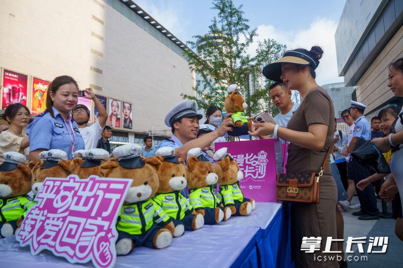 市民排起长队，参与互动活动。