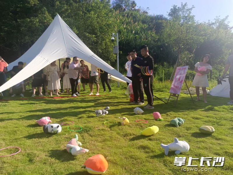 青年才俊们参加趣味游戏活动。均为长沙晚报全媒体记者 陈良 摄