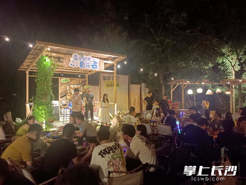 一个个青年才俊走上舞台，介绍自己、表演才艺。