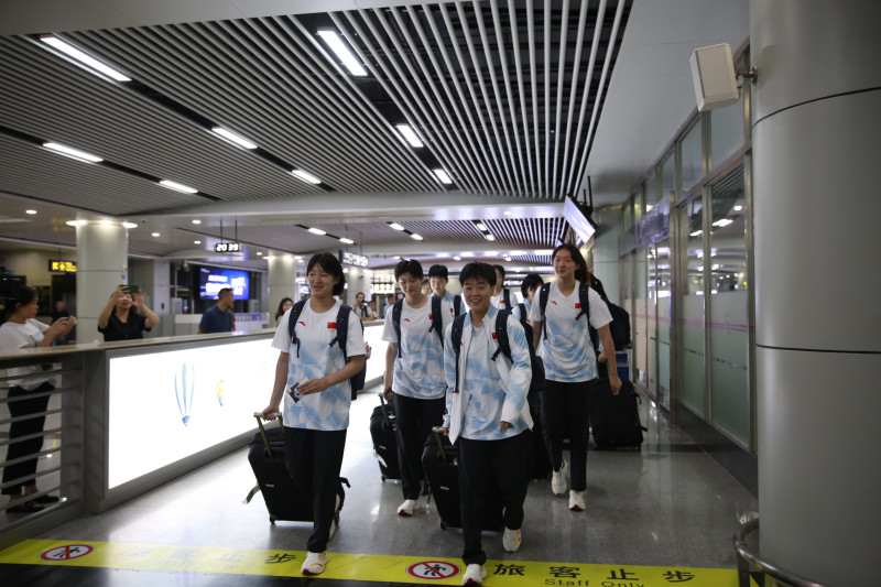 雅礼女篮队员载誉回到长沙。长沙晚报记者 冯启阳 通讯员 杨梦莹 摄影报道