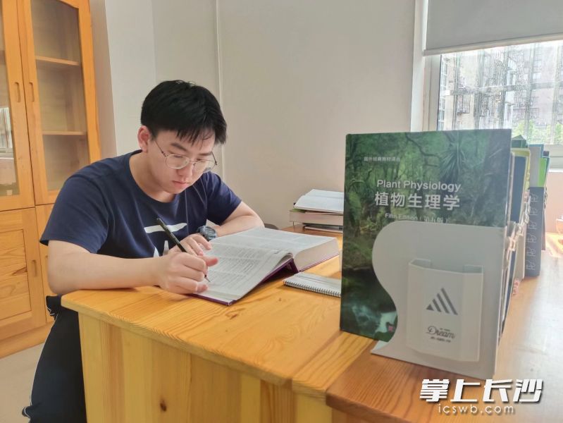 戴伟鑫正在自习室看一本全英文版的书。长沙晚报全媒体记者 陈良 摄