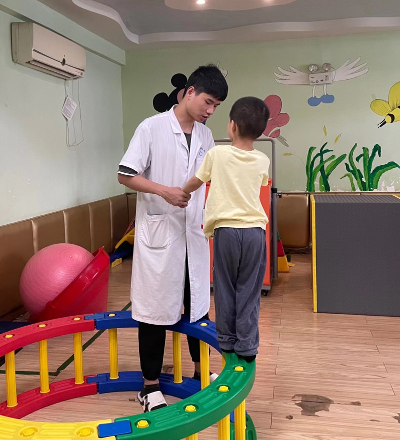 孩子在湖南光琇医院做康复训练。