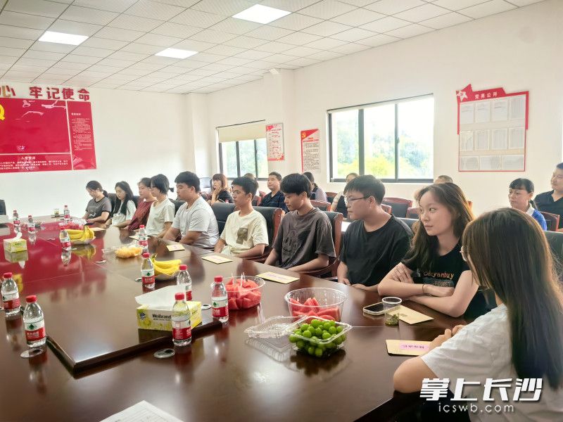 大学新生们和企业家亲切座谈，接棒努力再出发。 长沙晚报通讯员 李珊 摄
