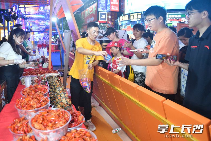 现场各种口味小龙虾免费试吃。