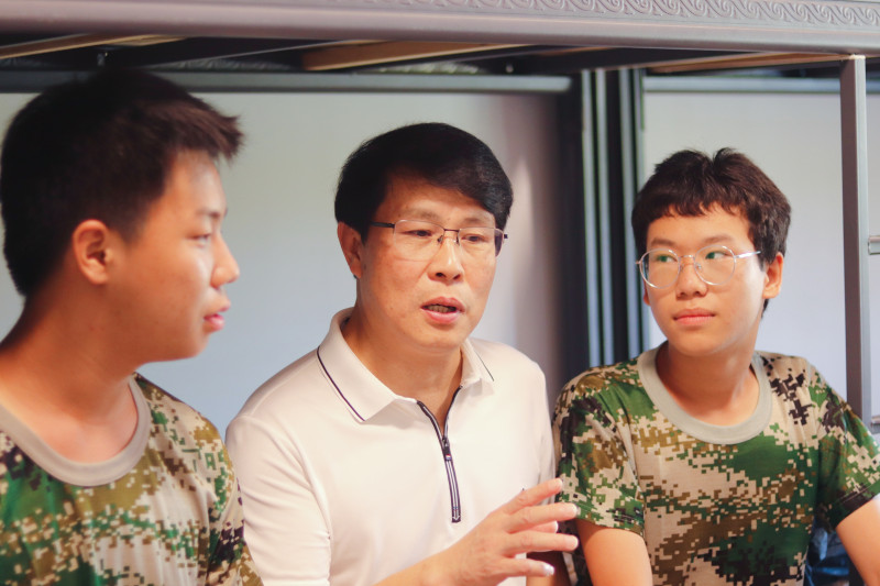 军训期间，刘新芝来到学生寝室与高一新生交谈。
