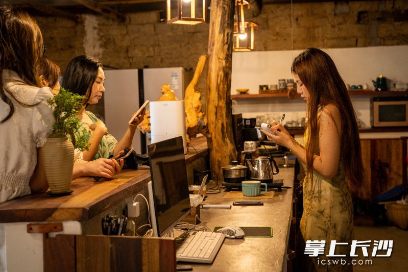 据了解，来青·乡社游玩的人群以年轻人为主，他们在这里拍照打卡，体验住宿、餐饮、农活，感受新式乡村生活。长沙晚报全媒体记者 刘晓敏 易亿 摄