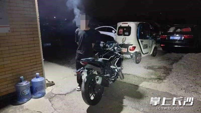 被查处的摩托车及驾驶人。均为芙蓉交警供图