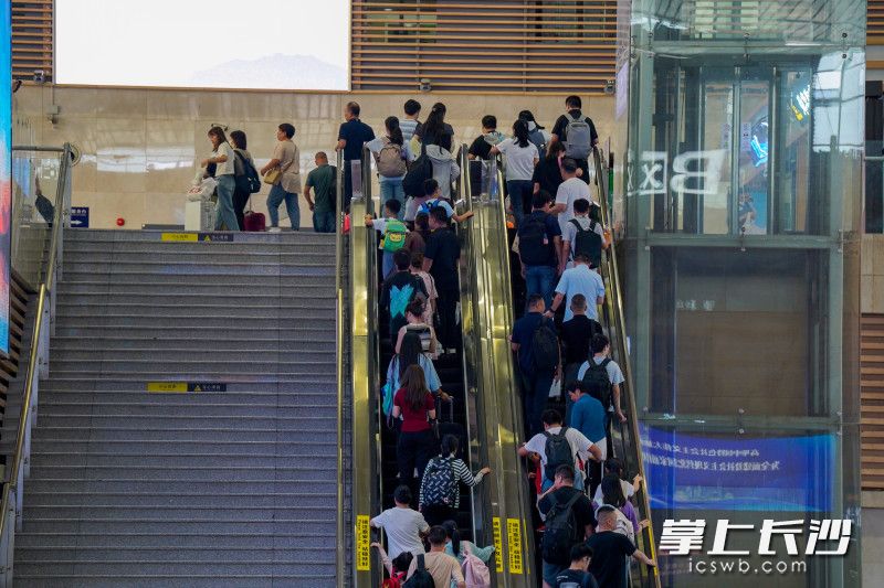 长沙南站进站旅客客流依然高涨