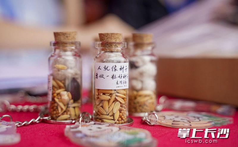 瓶子上印有袁隆平院士常说的“人就像种子，要做一粒好种子”。  均为长沙晚报全媒体记者冯启阳摄