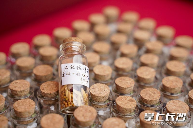 种子瓶内装有五种农作物的种子，分别是水稻、玉米、花生、棉花、油菜。