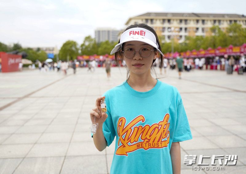 新生报到后拿着种子瓶留影。