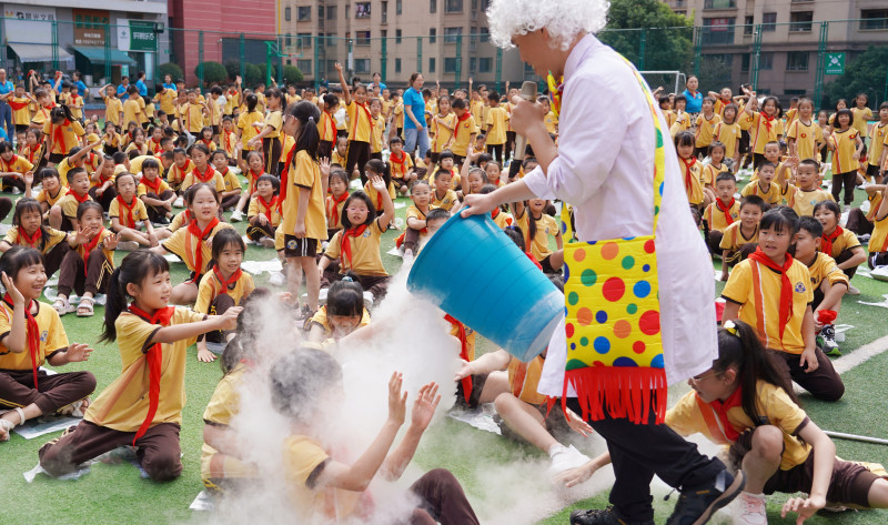 志愿者老师让同学们体验和感受液氮。