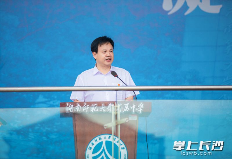 在开学第一课上，湖南师大附中校长谢永红与全校师生“聊”攀登。