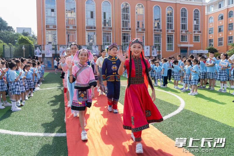 各民族学生代表身着民族服装亮相。