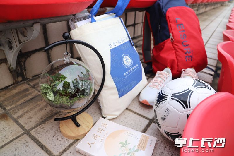 学校为“周小南”精心准备了开学纪念礼物。学校供图