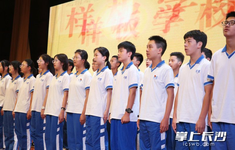学生们齐唱校歌
