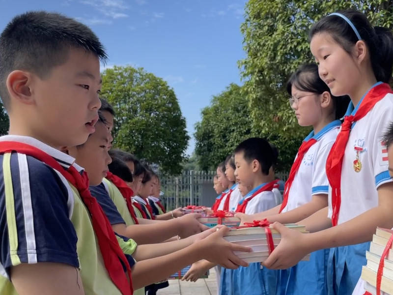 砂子塘东澜湾小学的学生代表给砂子塘万境第三小学的学生赠送书籍。 均为长沙晚报全媒体记者 聂映荣 摄 砂子塘东澜湾小学的学生代表给砂子塘万境第三小学的学生赠送书籍。 均为长沙晚报全媒体记者 聂映荣 摄