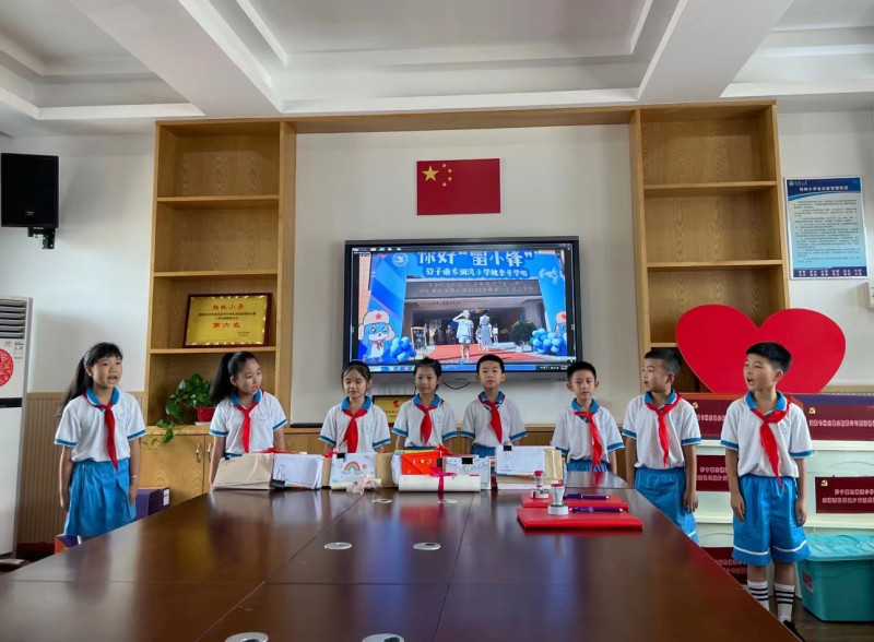 学生们表演朗诵节目。 学生们表演朗诵节目。