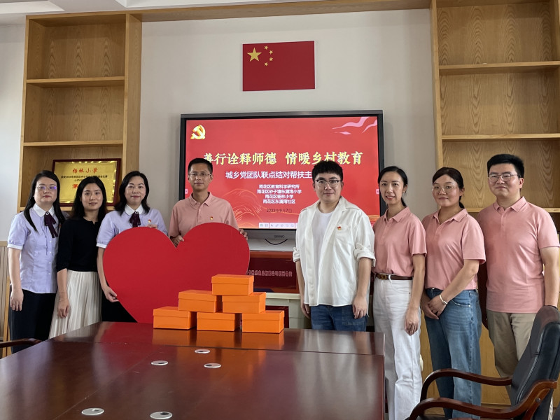 老师代表提前收到节日礼物。 老师代表提前收到节日礼物。