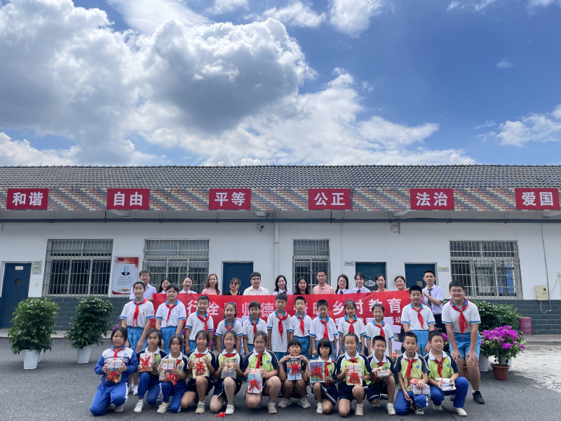 晴空之下,不同学校的师生代表及社区、爱心企业人员合影留念。 晴空之下,不同学校的师生代表及社区、爱心企业人员合影留念。