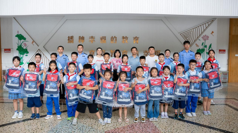 开学第一课，湘龙小学的学生收到湖南交警文创书包。均为长沙县交警供图