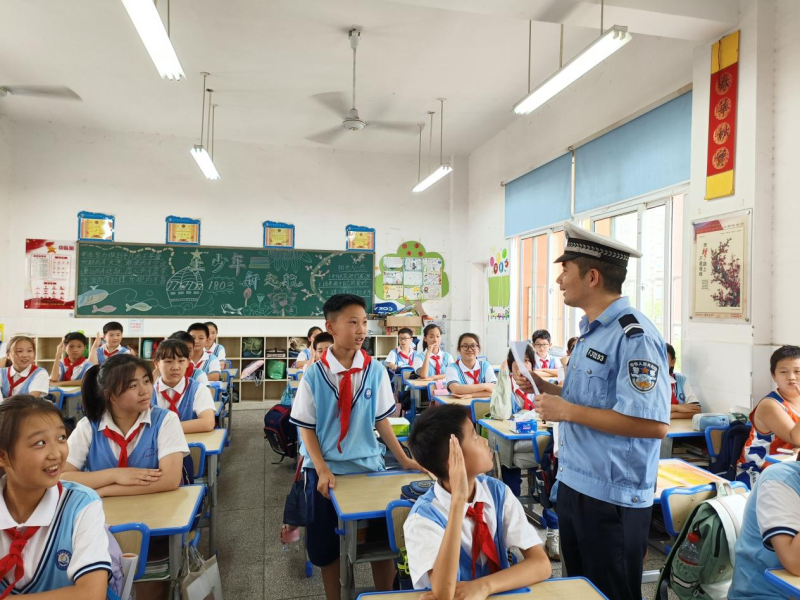 课堂上同学们积极参与交通知识问答。