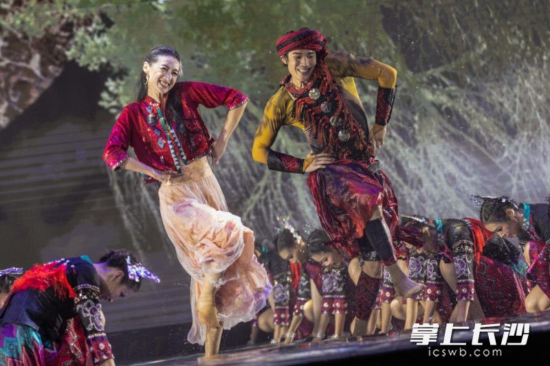 剧院式“水舞台”亮相，引发《白鹭南飞》观演最高潮。