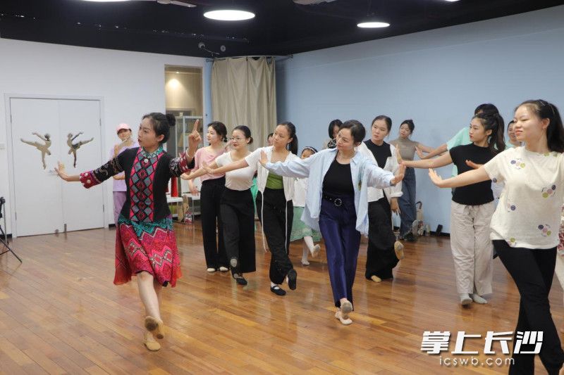 《白鹭南飞》主演与湖南观众互动。