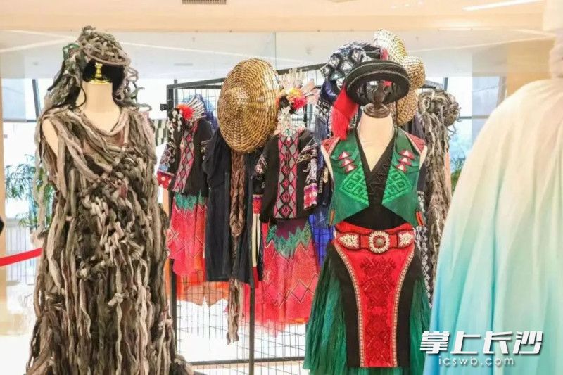 演出期间设置了《白鹭南飞》服装展。