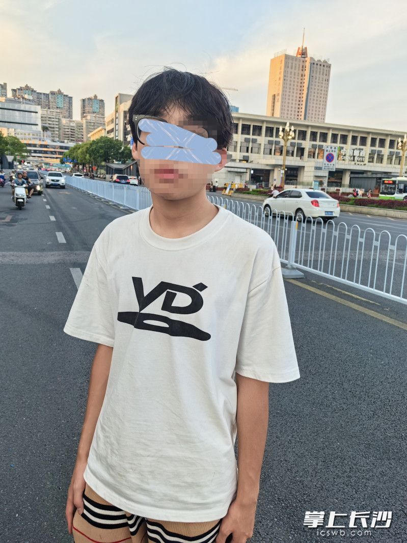 一脸稚气的“骑手”