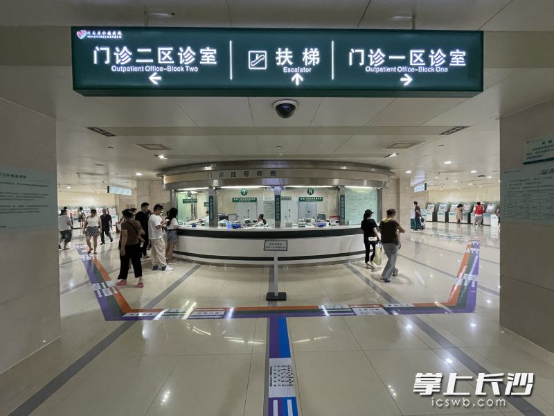 今年7月，湖南省肿瘤医院门诊办整理医院标识标牌，在门诊1至3楼推行“彩虹地标”，为就诊患者提供清晰、精准、便捷有效诊治流程指引。